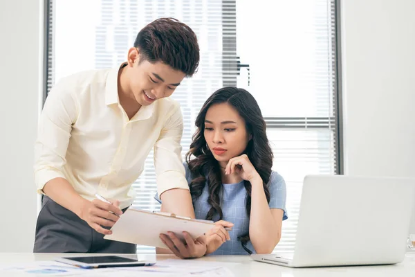 Mensen Uit Het Bedrijfsleven Werken Met Computer Doen Wat Papierwerk — Stockfoto