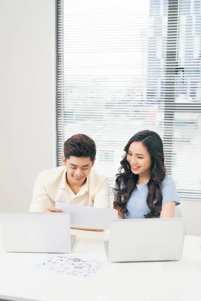 Jonge Business Team Samen Werken Een Laptop — Stockfoto