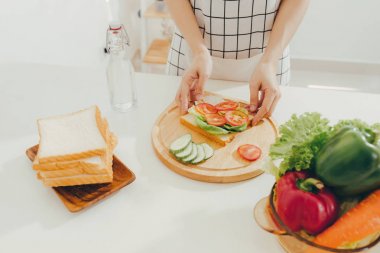 Mutfakta bir kahvaltı hazırlarken kadın önlük