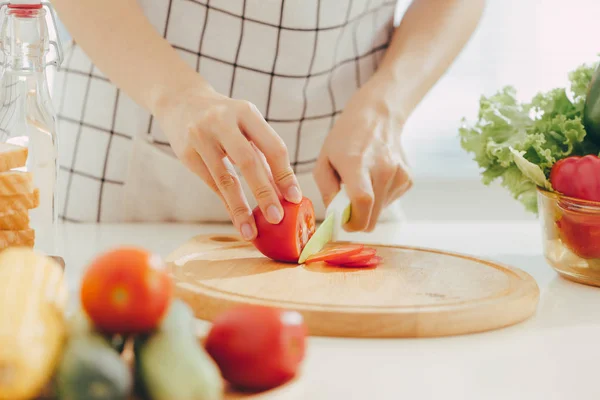Mujer Joven Cortando Verduras Cocina — Foto de Stock