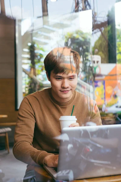 Sorrindo Homem Bonito Bebendo Café Assistindo Vídeo Seu Laptop Escritório — Fotografia de Stock