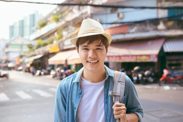 Traveling Young Man Wearing Hat Standing Backpack Outdoors — Stock Photo, Image