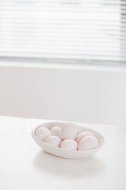 Paskalya için ahşap masa üzerinde beyaz kase pişmiş yumurta