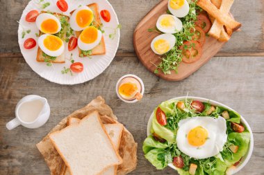 Yemek tavuk yumurta çeşitli yolları vardır. Yumurta ile Kahvaltı.