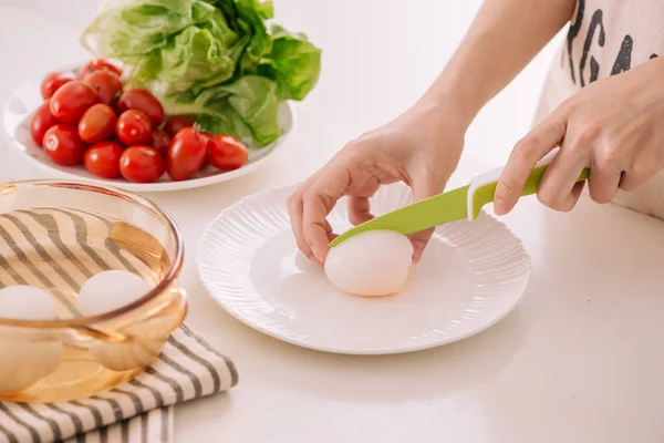 Крупним Планом Жіночі Руки Ріжуть Варене Яйце Сніданок Змішані Овочі — стокове фото