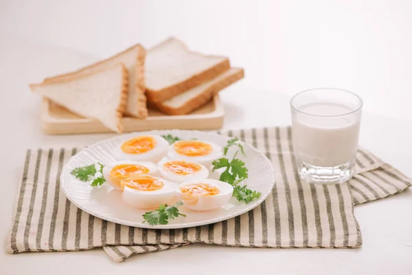 Weich Gekochte Eier Mit Toasts Und Einem Glas Milch Gesundes — Stockfoto