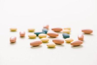 Açık yeşil renkli, farklı renk haplarla yakın çekim