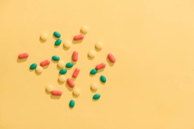 Kopya alanı ile sarı arka plan üzerinde renkli hapları