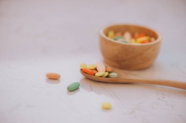 Çeşitli ilaç tıp hap, Tablet ve kapsüller içinde..... ahşap kase ve kaşık