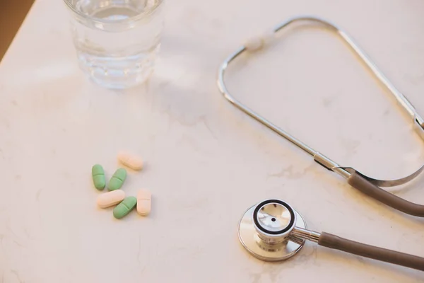 Tabletler Beyaz Arka Plan Üzerinde Stetoskop Tıp Sağlıklı Kavramı — Stok fotoğraf