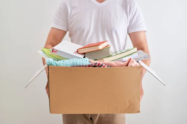 Homme Tenant Boîte Don Avec Des Livres Des Vêtements Concept — Photo