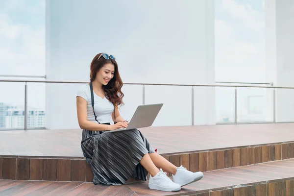 Smiling Pretty Female Entrepreneur Working Laptop Outdoors — Stock Photo, Image