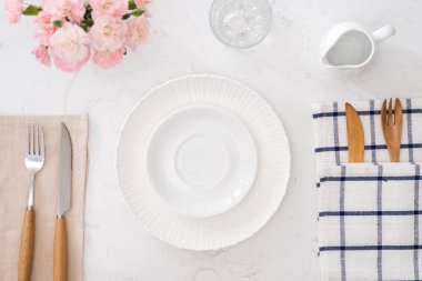 tabak, çatal ve kaşık tablo ayarı