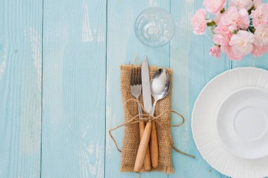 Tabak, çatal ve bıçak ahşap arka plan üzerinde tablo ayarı