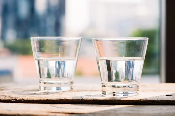 Δύο Ποτήρια Νερό Στο Τραπέζι Ξύλινα Φόντο — Φωτογραφία Αρχείου