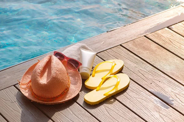 Sombrero Gafas Sol Protector Solar Lado Piscina Concepto Viaje Verano — Foto de Stock