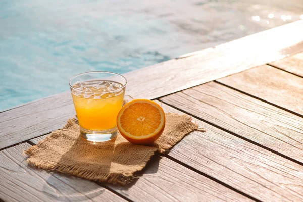 プールの近くに氷とオレンジ ジュースのカクテルのクローズ アップ — ストック写真
