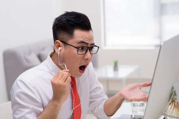 Retrato Homem Negócios Sentado Mesa Escritório Tendo Videochamada — Fotografia de Stock