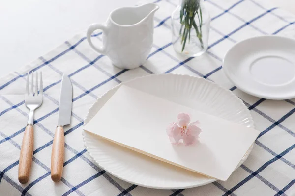 Cenário Mesa Com Pratos Talheres Flores Sobre Fundo Branco — Fotografia de Stock