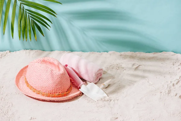 Praia Areia Com Toalha Chapéu Acessórios Verão Com Espaço Cópia — Fotografia de Stock