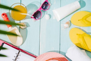 Yaz aksesuarları mavi ahşap zemin üzerinde. En iyi görünüm ve kopya alanı, pitoresk. Alay up ve moda ve güzellik.