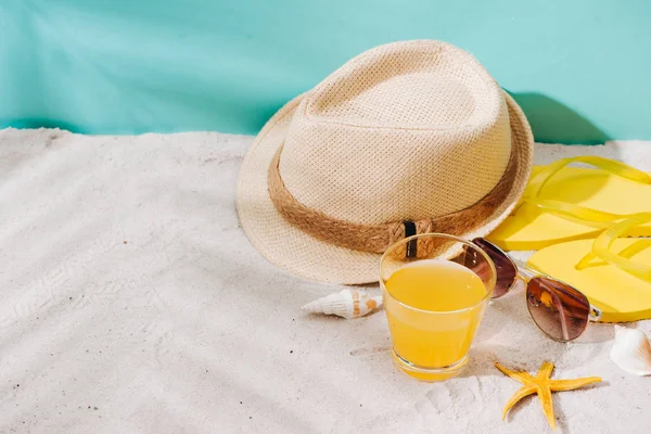 Sfondo Estivo Accessori Spiaggia Infradito Occhiali Sole Cappello Succo Arancia — Foto Stock