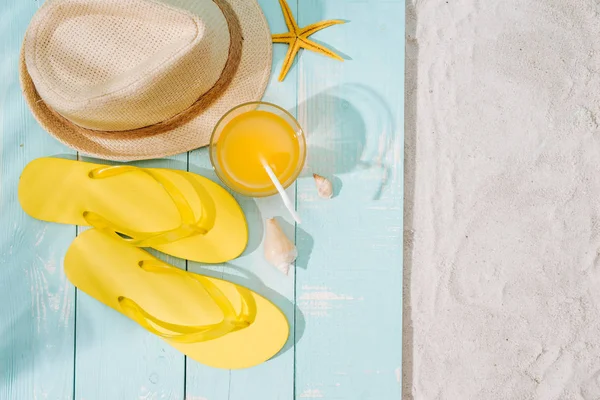 Zomer Achtergrond Strand Accessoires Flip Flops Zonnebril Hoed Sinaasappelsap Houten — Stockfoto