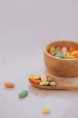 Çeşitli ilaç tıp hap, tablet ve kapsüller içinde..... ahşap kase
