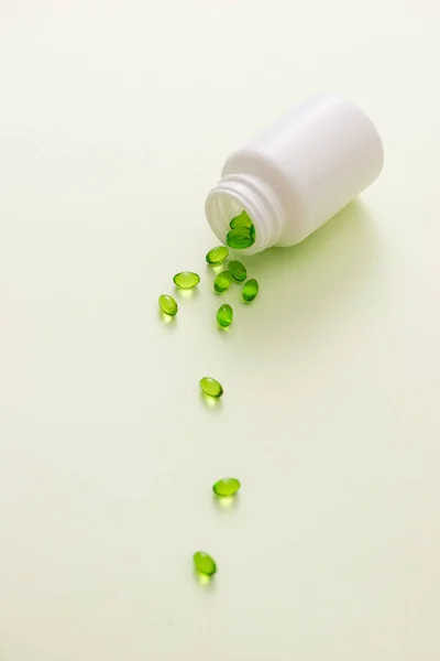 Groene Capsules Een Theelepel Geïsoleerd Witte Achtergrond — Stockfoto