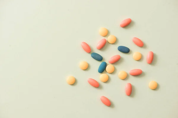 Tabletter Och Kapslar Över Vit Bakgrund — Stockfoto