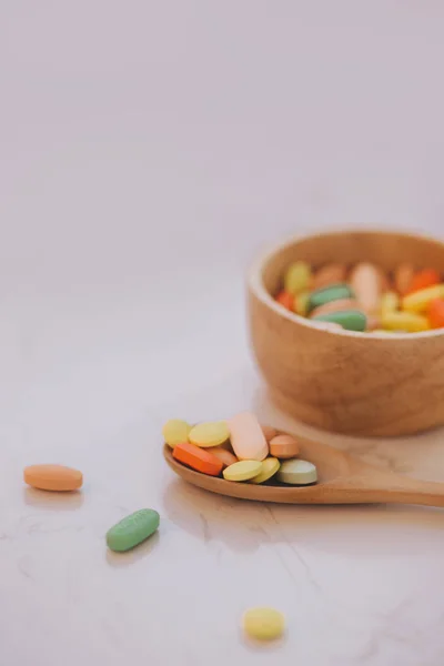 Surtido Píldoras Tabletas Cápsulas Medicamentos Farmacéuticos Tazón Madera — Foto de Stock