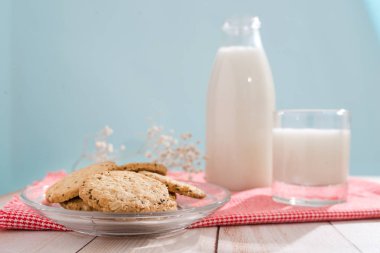 Süt ve süt ürünleri. Süt ve kurabiye pasta organik Kahvaltı.