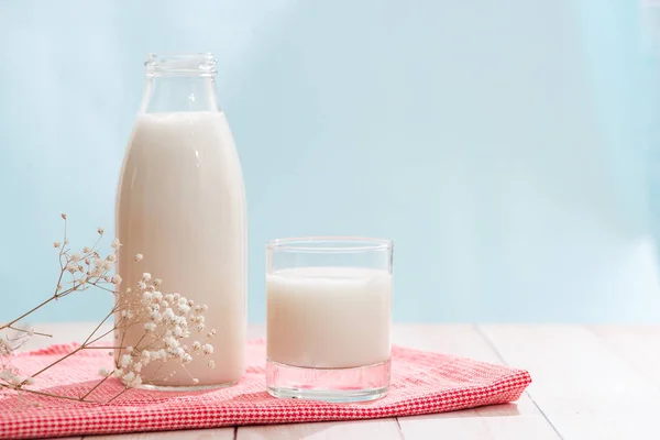 Mejeriprodukter Flaske Med Mælk Glas Mælk Træbord - Stock-foto