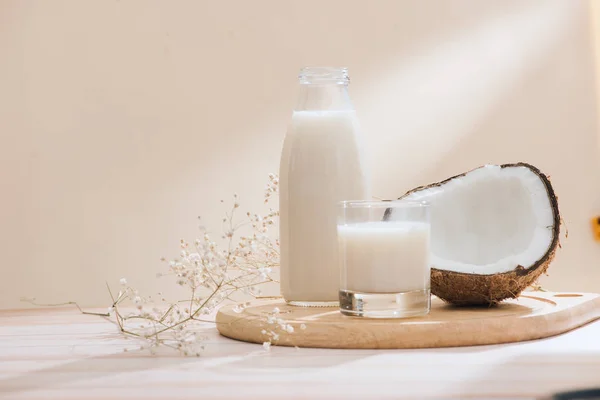 Кокосове Молоко Пляшці Склянці Столі Копією Простору — стокове фото