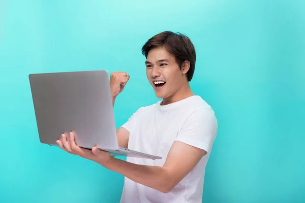 Feliz Animado Jovem Asiático Homem Com Laptop Mostrando Punho Sucesso — Fotografia de Stock