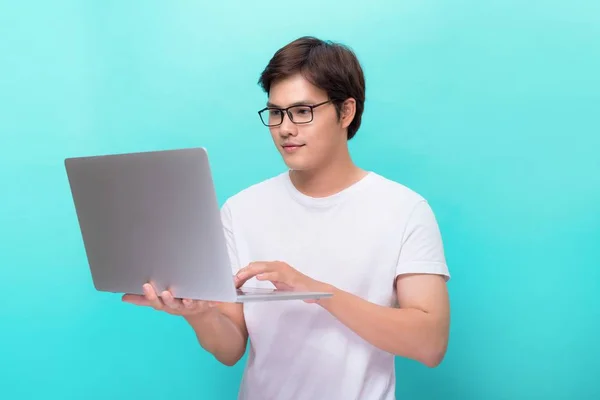 Porträt Eines Lächelnden Jungen Mannes Mit Laptop Auf Blauem Hintergrund — Stockfoto