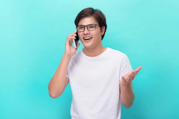 Smilling Młode Azjatki Przystojny Biznesmen Jego Smartfona — Zdjęcie stockowe