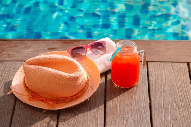 Karpuz güler yüzlü içkiyle güneş gözlüğü, hasır şapka ve terlik Yüzme Havuzu - tatil tropikal kavramı sınırında bardak taze