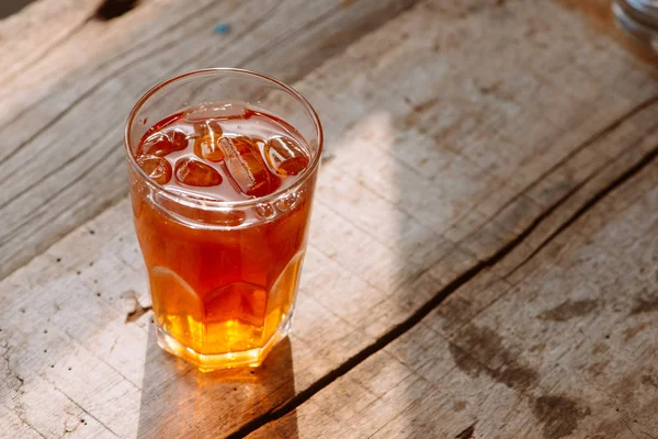 Νότια Στιλ Παγωμένο Γλυκό Τσάι Ποτήρι Ρουστίκ Ξύλινα Πίνακα — Φωτογραφία Αρχείου