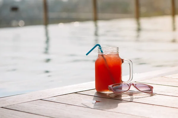 スイミング プールの縁に新鮮なスイカのスムージー ジュース飲料のガラス — ストック写真