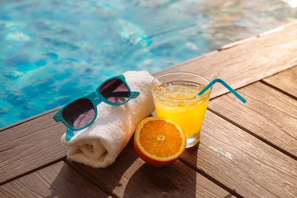 Sombrero Zumo Naranja Verano Gafas Sol Relajarse Cerca Piscina — Foto de Stock