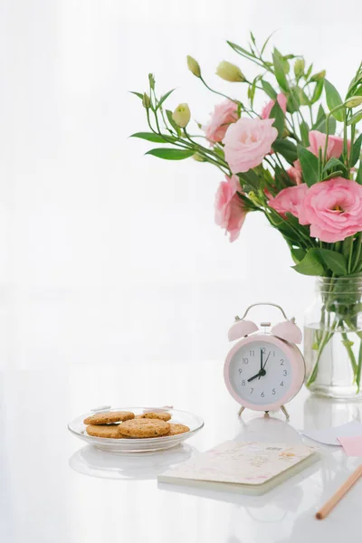 上午8点钟 白色桌上的饼干和鲜花 — 图库照片