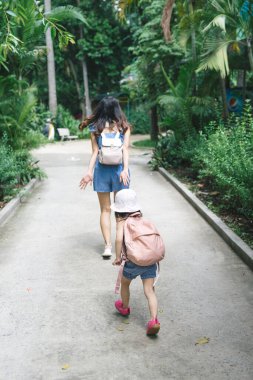  Mutlu aile eğleniyor hayvanlar safari park ile sıcak yaz gününde.