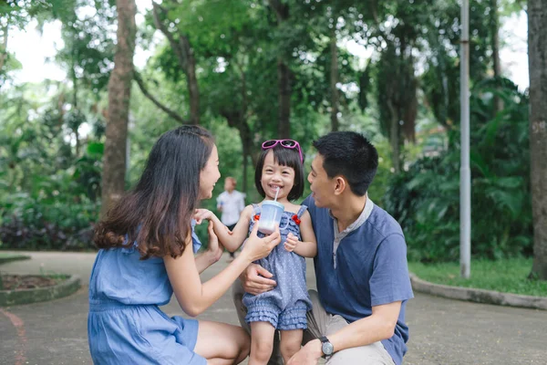 Feliz Jovem Casal Passar Tempo Com Sua Filha — Fotografia de Stock