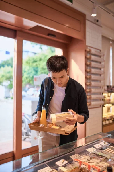 Bonito Asiático Homem Comprando Padaria Para Coffee Break Tarde Pausa — Fotografia de Stock