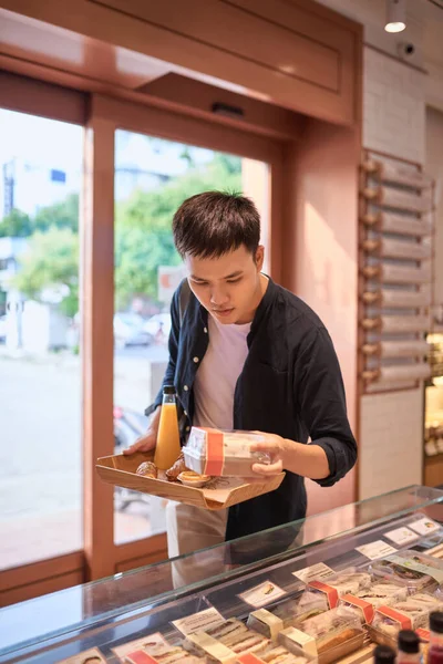 Bonito Asiático Homem Comprando Padaria Para Coffee Break Tarde Pausa — Fotografia de Stock