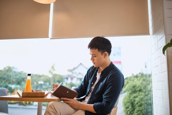 Pengusaha Yang Menulis Notebook Dengan Jendela Kafe Berkonsentrasi Pada Pekerjaan — Stok Foto