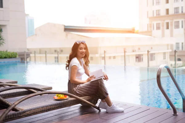 Frau Liest Und Entspannt Der Nähe Von Luxus Schwimmbad — Stockfoto