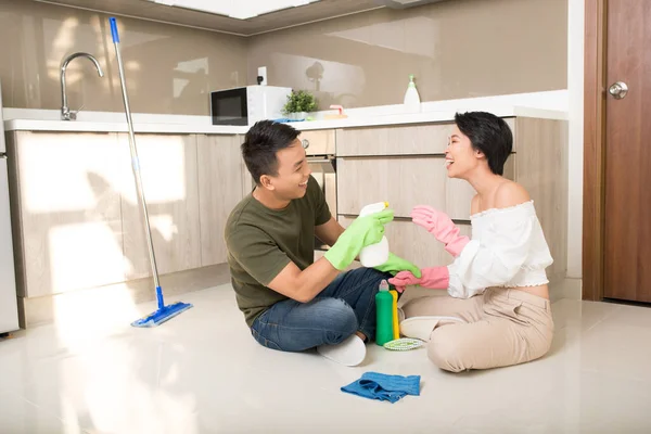 Jovem Feliz Casal Asiático Está Divertindo Enquanto Faz Limpeza Casa — Fotografia de Stock
