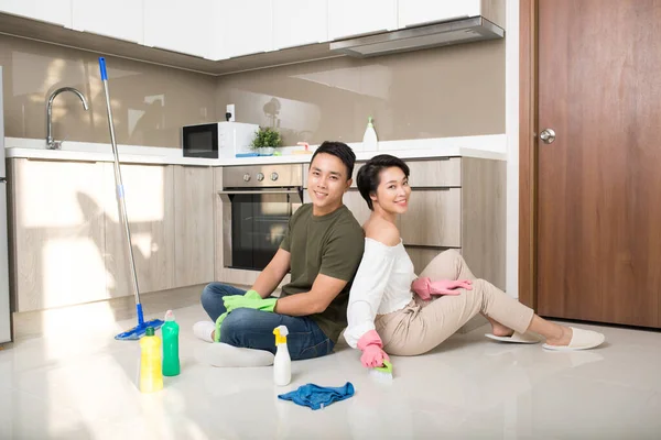 Young Asian Family Couple Doing Cleaning Kitchen — Stock Photo, Image